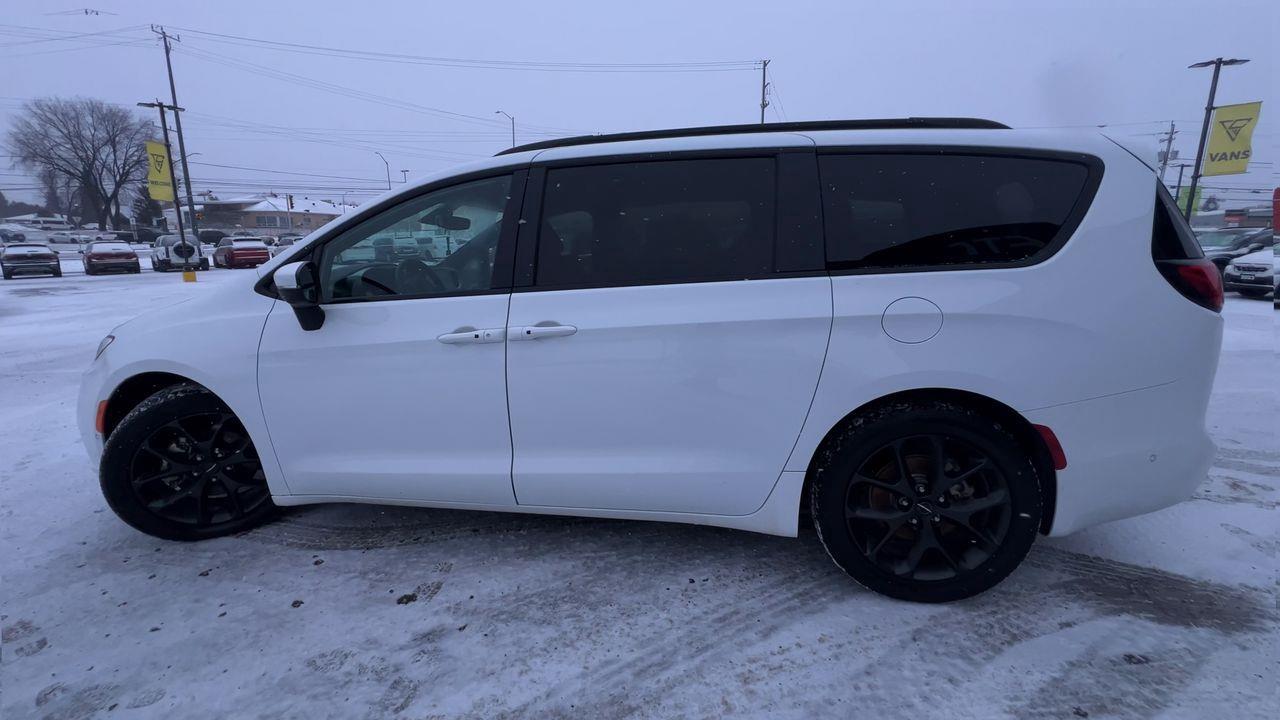 2023 Chrysler Pacifica Touring-L Photo
