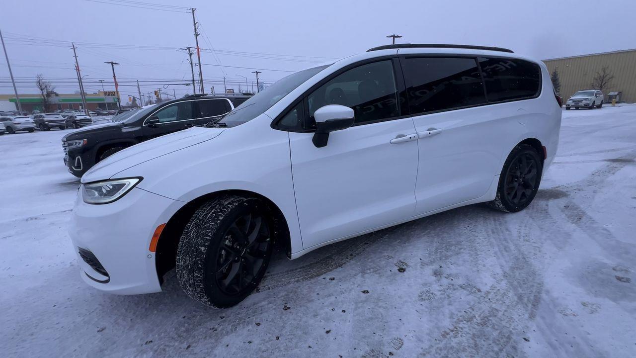 2023 Chrysler Pacifica Touring-L Photo3