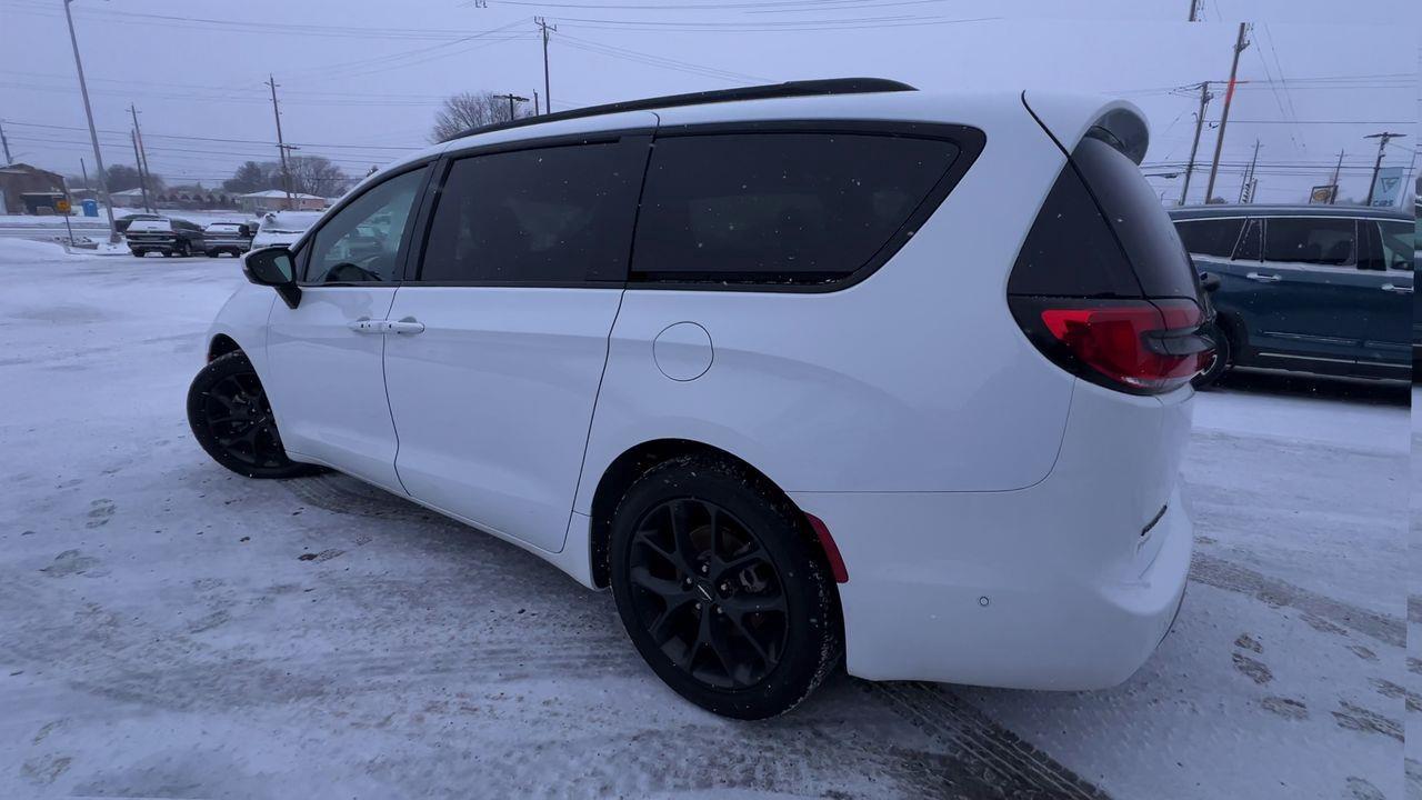 2023 Chrysler Pacifica Touring-L Photo