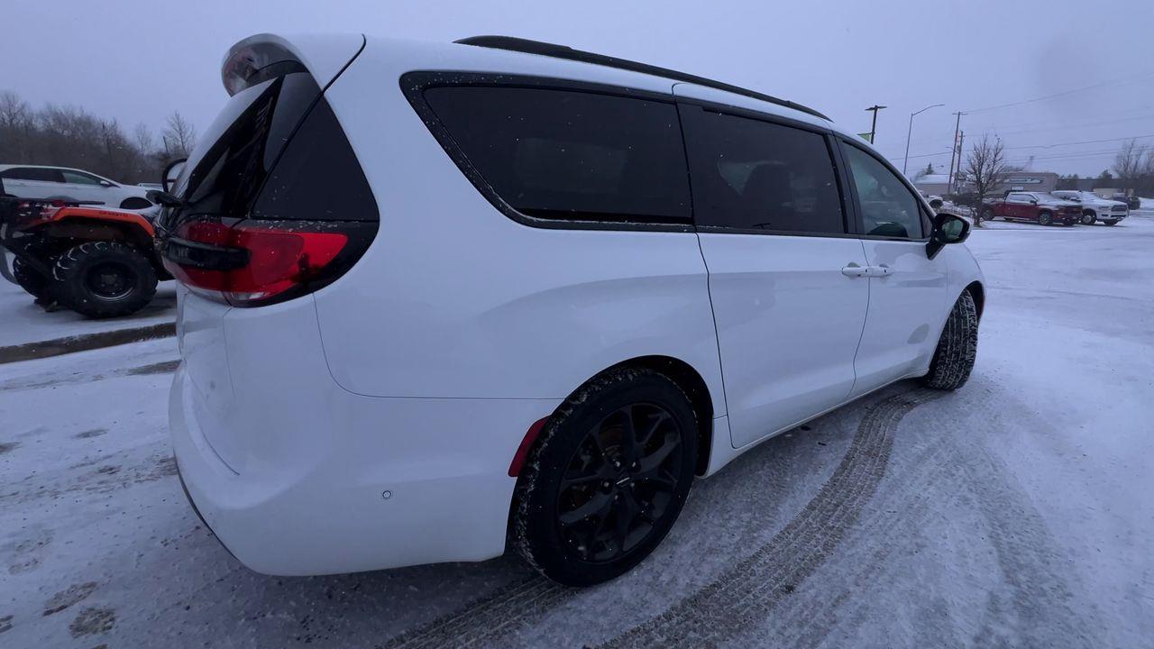 2023 Chrysler Pacifica Touring-L Photo