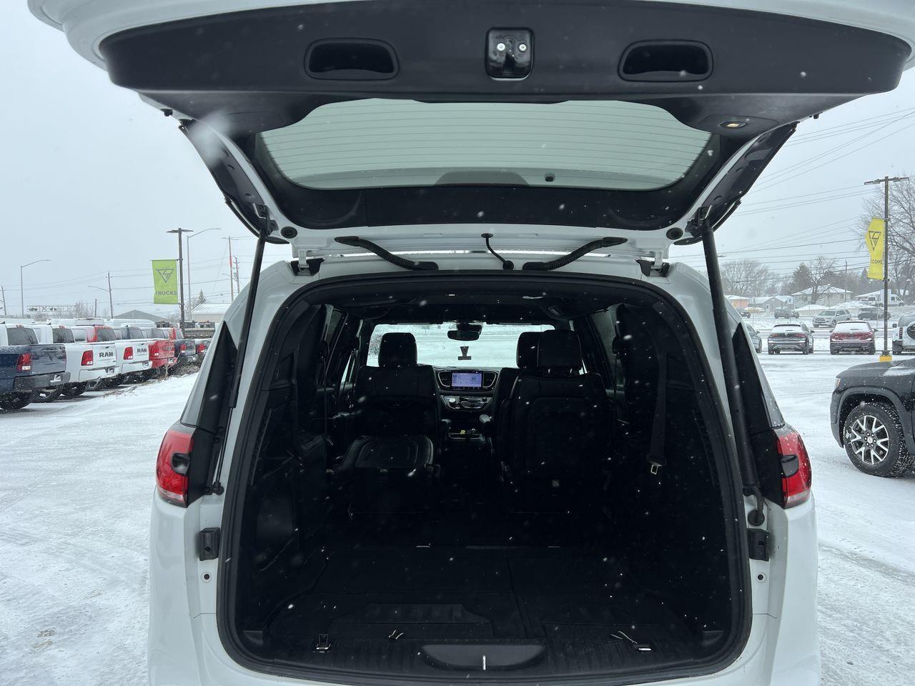 2023 Chrysler Pacifica Touring-L Photo