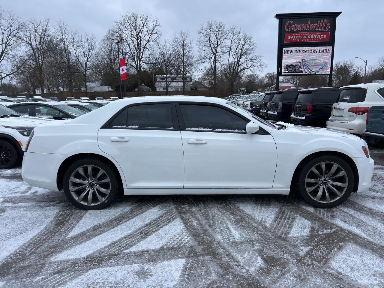 2014 Chrysler 300 S, CLEAN CARFAX, HEATED LEATHER, SUNROOF! - Photo #5