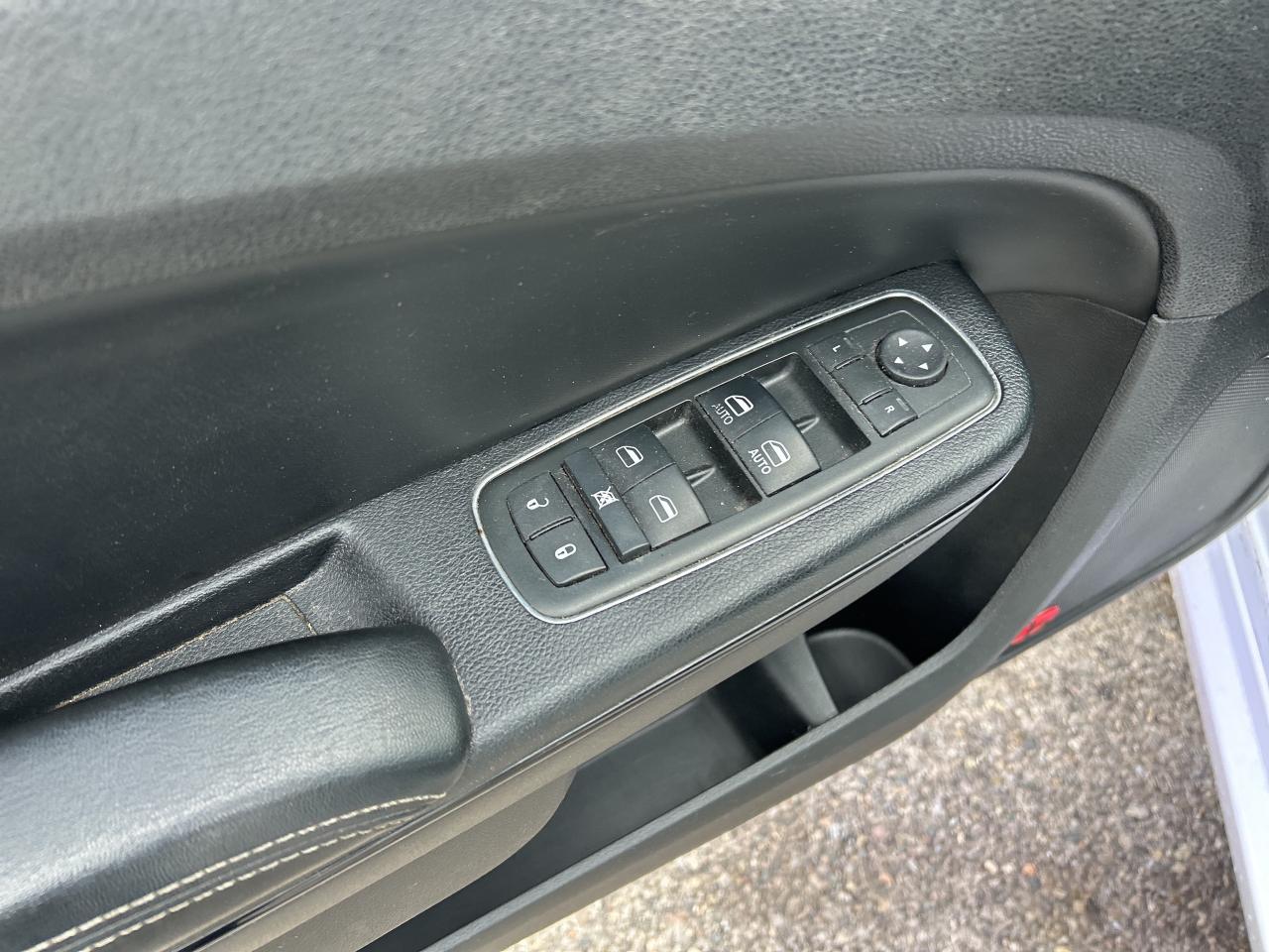 2014 Chrysler 300 S, CLEAN CARFAX, HEATED LEATHER, SUNROOF! - Photo #16