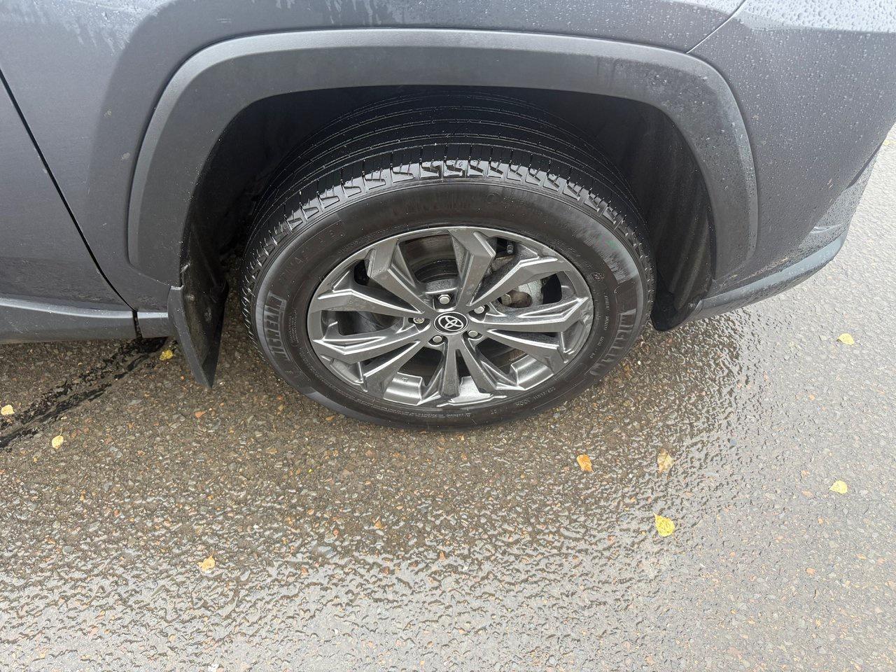 2023 Toyota RAV4 Hybrid XLE Photo