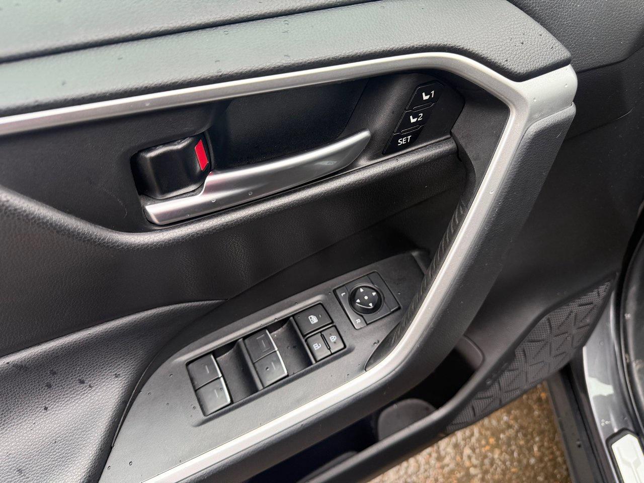 2023 Toyota RAV4 Hybrid XLE Photo