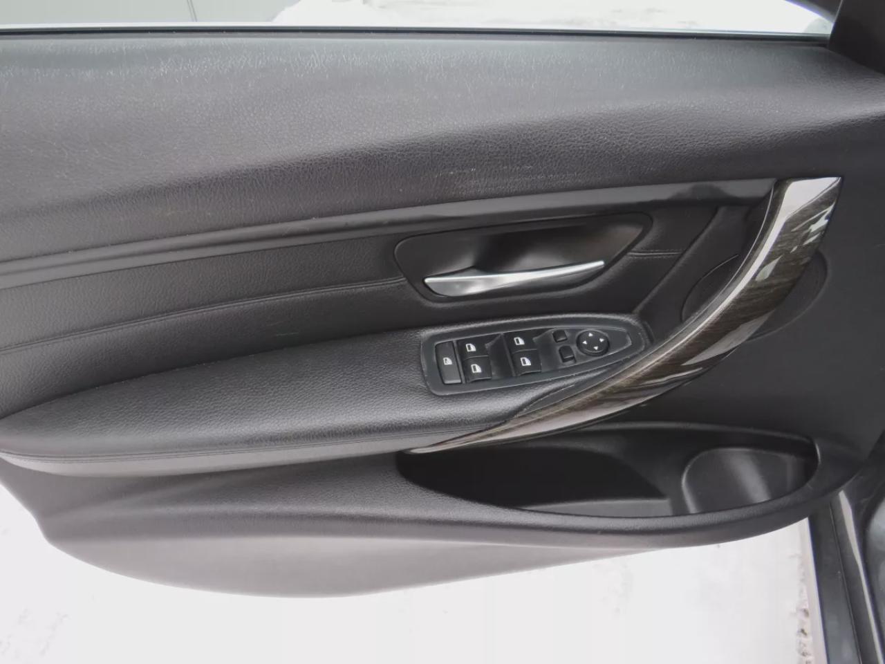 2014 BMW 3 Series 320i xDrive (**SAFETY/CERTIFIED!!**CLEAN TITLE/NO ACCIDENTS!!**VERY LOW KM!!**AWD**ALLOY RIMS**LEATHER**SUNROOF**FOG LIGHTS**HEATED SEATS**CD PLAYER**RUBBER MATS**DUAL CLIMATE CONTROL**DRIVE MODES**PUSH BUTTON START**CRUISE CONTROL**BLUETOOTH**) Photo