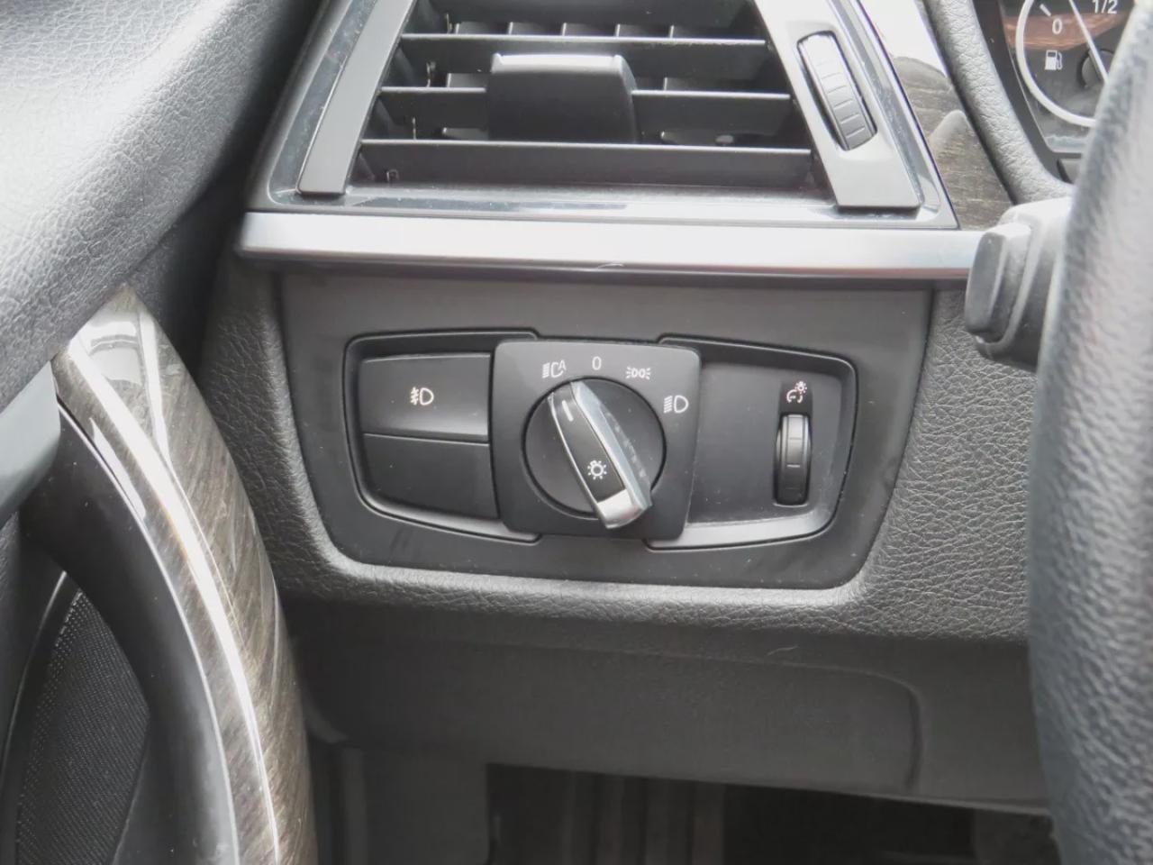 2014 BMW 3 Series 320i xDrive (**SAFETY/CERTIFIED!!**CLEAN TITLE/NO ACCIDENTS!!**VERY LOW KM!!**AWD**ALLOY RIMS**LEATHER**SUNROOF**FOG LIGHTS**HEATED SEATS**CD PLAYER**RUBBER MATS**DUAL CLIMATE CONTROL**DRIVE MODES**PUSH BUTTON START**CRUISE CONTROL**BLUETOOTH**) Photo