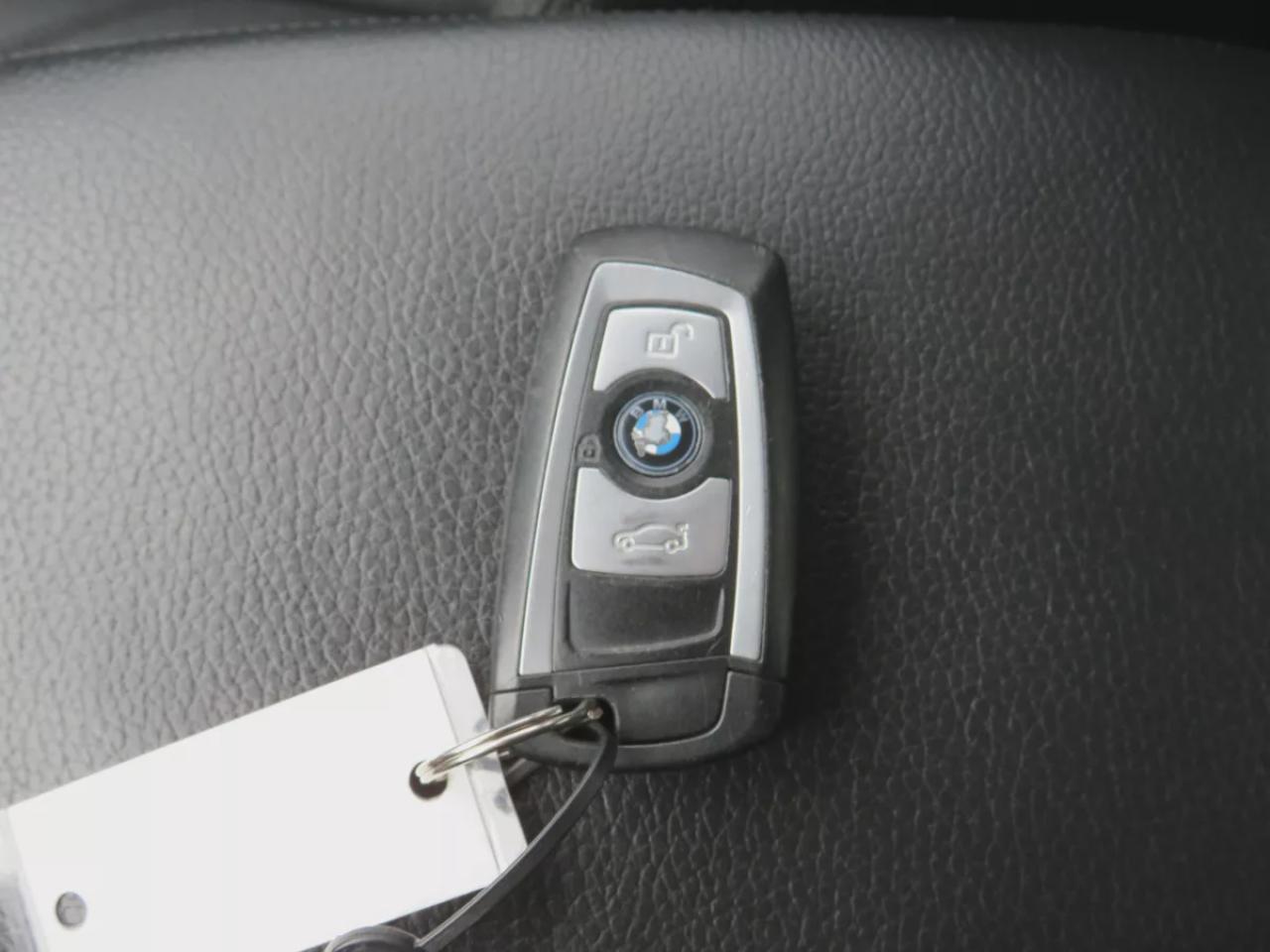 2014 BMW 3 Series 320i xDrive (**SAFETY/CERTIFIED!!**CLEAN TITLE/NO ACCIDENTS!!**VERY LOW KM!!**AWD**ALLOY RIMS**LEATHER**SUNROOF**FOG LIGHTS**HEATED SEATS**CD PLAYER**RUBBER MATS**DUAL CLIMATE CONTROL**DRIVE MODES**PUSH BUTTON START**CRUISE CONTROL**BLUETOOTH**) Photo