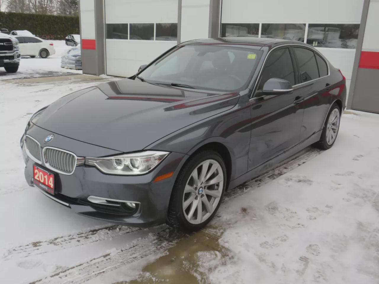 2014 BMW 3 Series 320i xDrive (**SAFETY/CERTIFIED!!**CLEAN TITLE/NO ACCIDENTS!!**VERY LOW KM!!**AWD**ALLOY RIMS**LEATHER**SUNROOF**FOG LIGHTS**HEATED SEATS**CD PLAYER**RUBBER MATS**DUAL CLIMATE CONTROL**DRIVE MODES**PUSH BUTTON START**CRUISE CONTROL**BLUETOOTH**) Photo