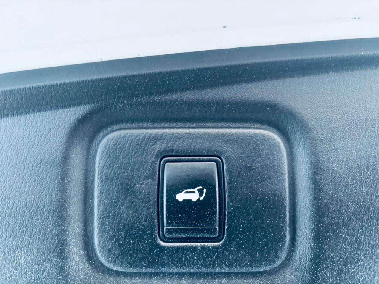 2014 Nissan Pathfinder SL 4dr SUV 4WD (3.5L 6cyl CVT) Photo