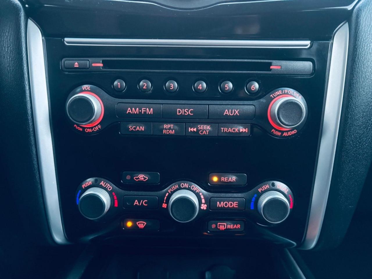 2014 Nissan Pathfinder SL 4dr SUV 4WD (3.5L 6cyl CVT) Photo