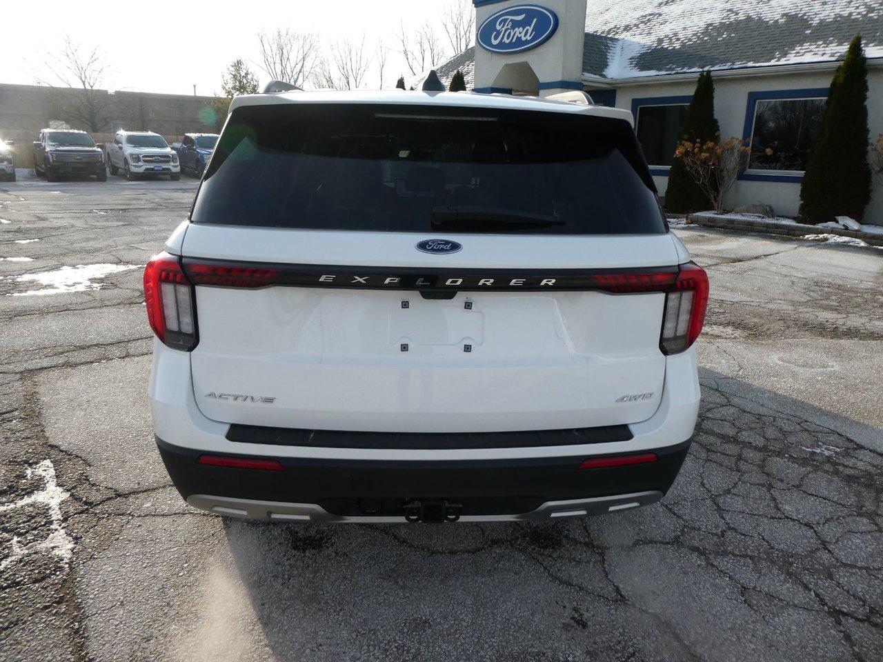 2025 Ford Explorer Active Photo3