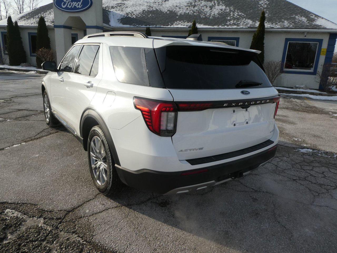 2025 Ford Explorer Active Photo2