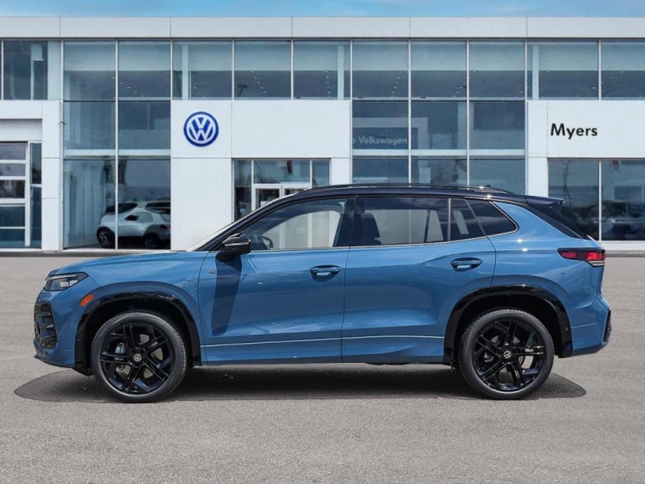 2026 Volkswagen Tiguan Comfortline R-Line Black Edition Photo2