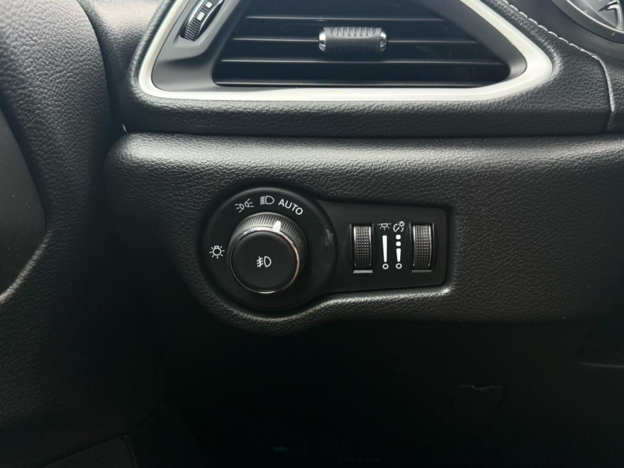 2026 Chrysler Pacifica Select  - $154.32 /Wk Photo