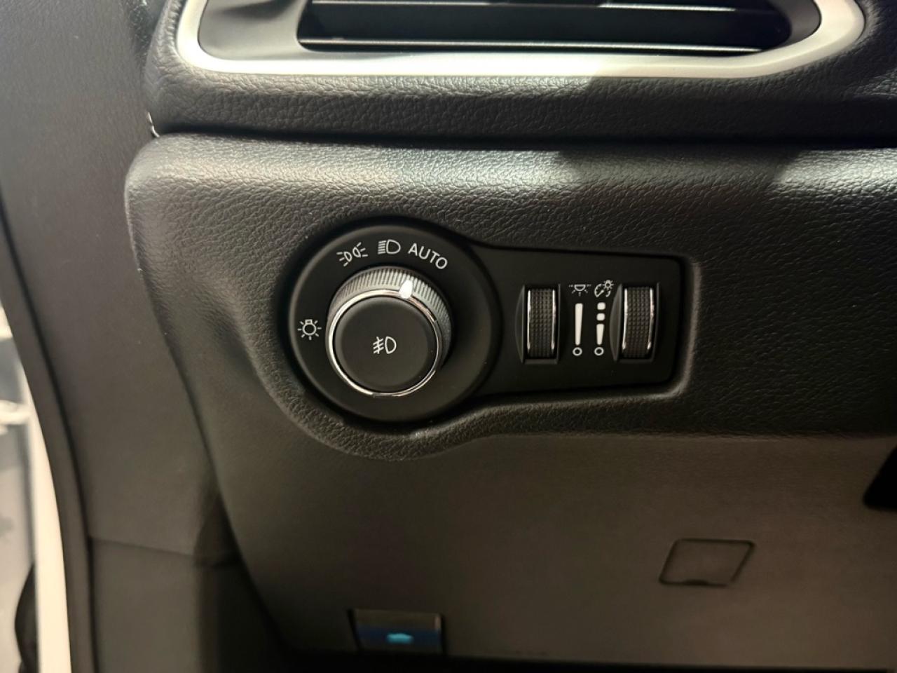 2026 Chrysler Pacifica Select  Rear Entertainment Photo