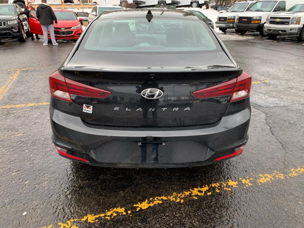 2019 Hyundai Elantra Preferred w/sun and safety pkg Photo3