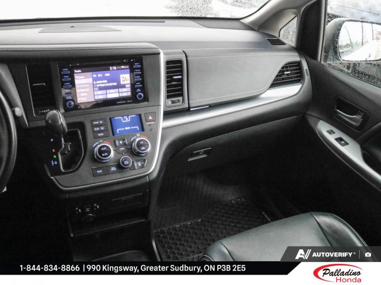 2020 Toyota Sienna SE Photo