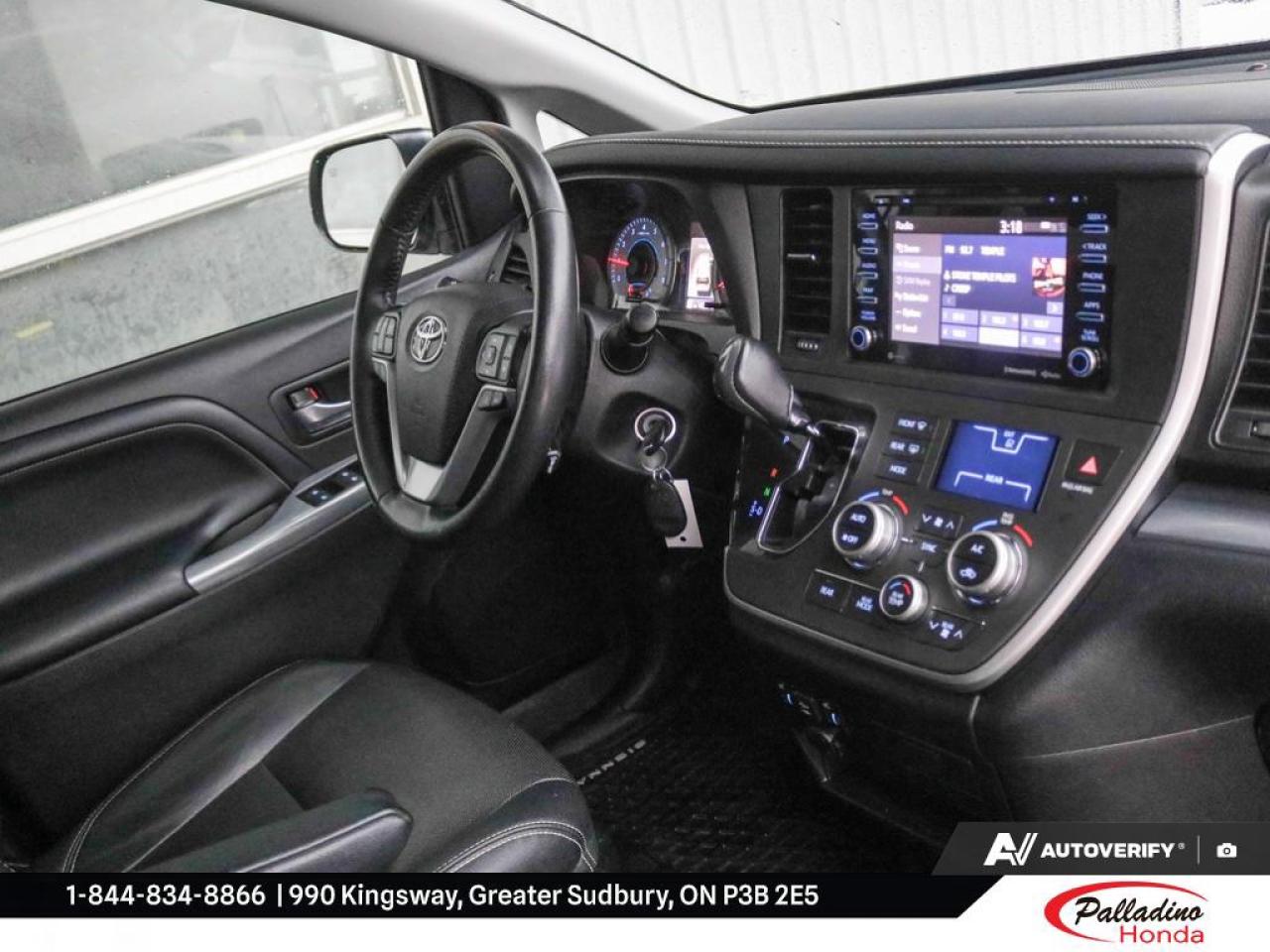 2020 Toyota Sienna SE Photo