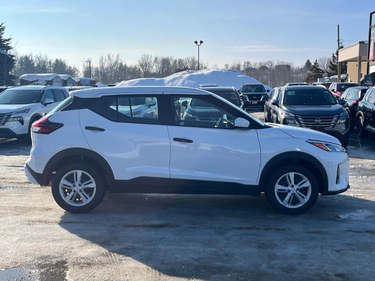 2025 Nissan Kicks Play S FWD Photo4