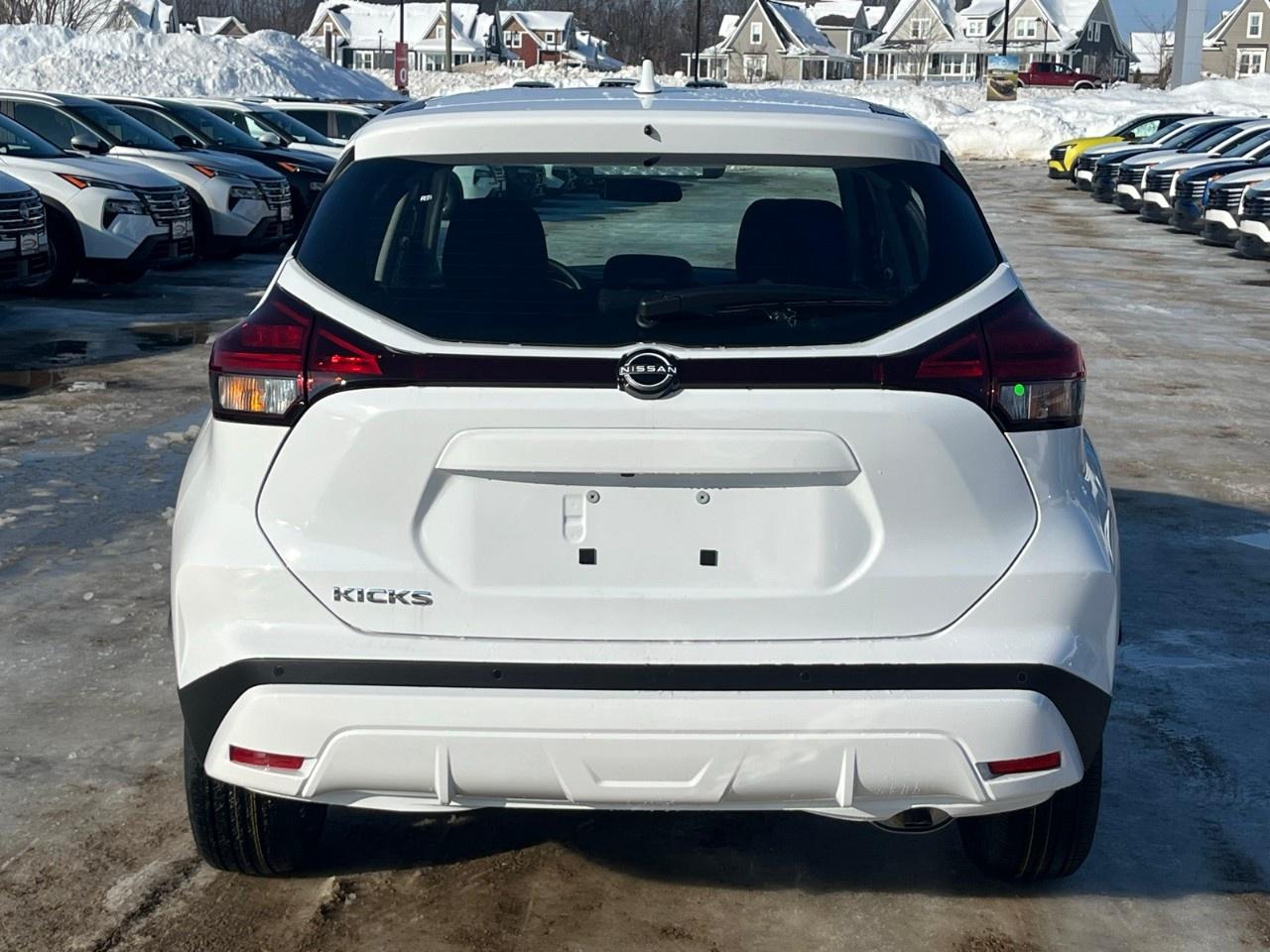 2025 Nissan Kicks Play S FWD Photo