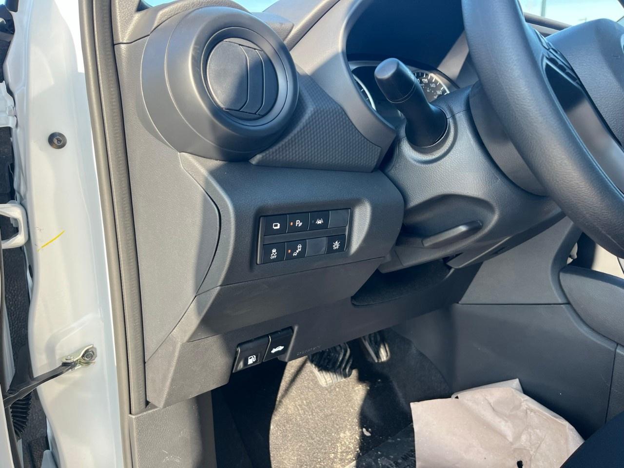 2025 Nissan Kicks Play S FWD Photo