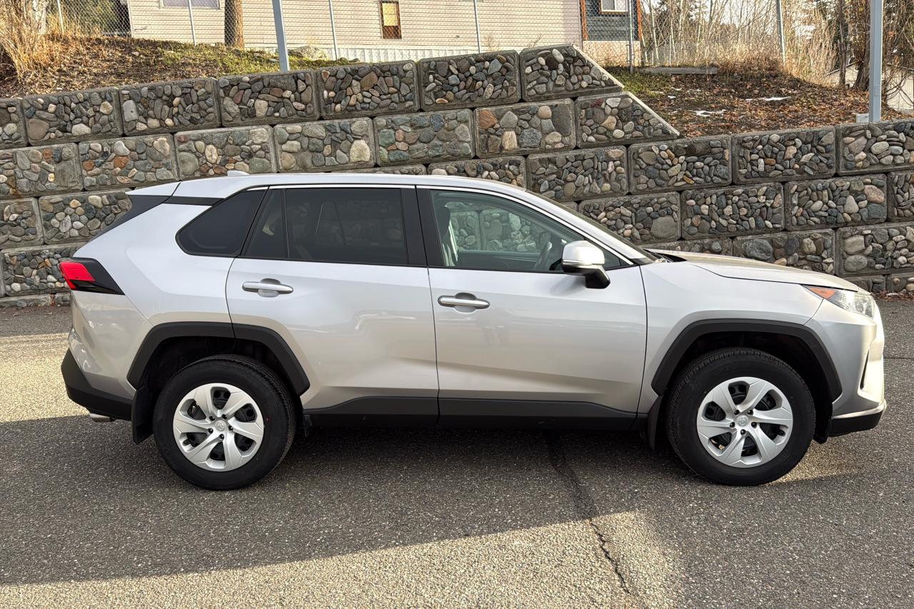 2024 Toyota RAV4 LE Photo