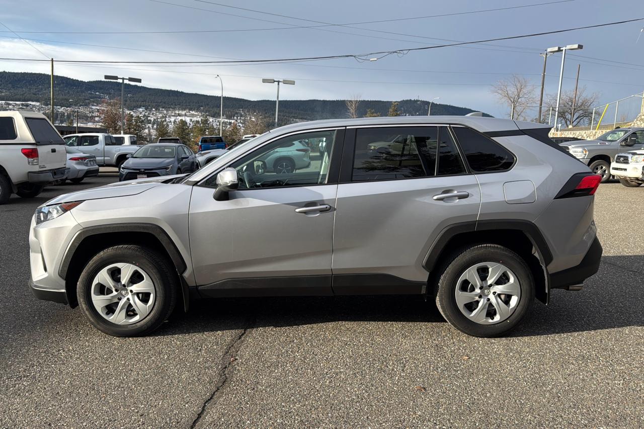 2024 Toyota RAV4 LE Photo3