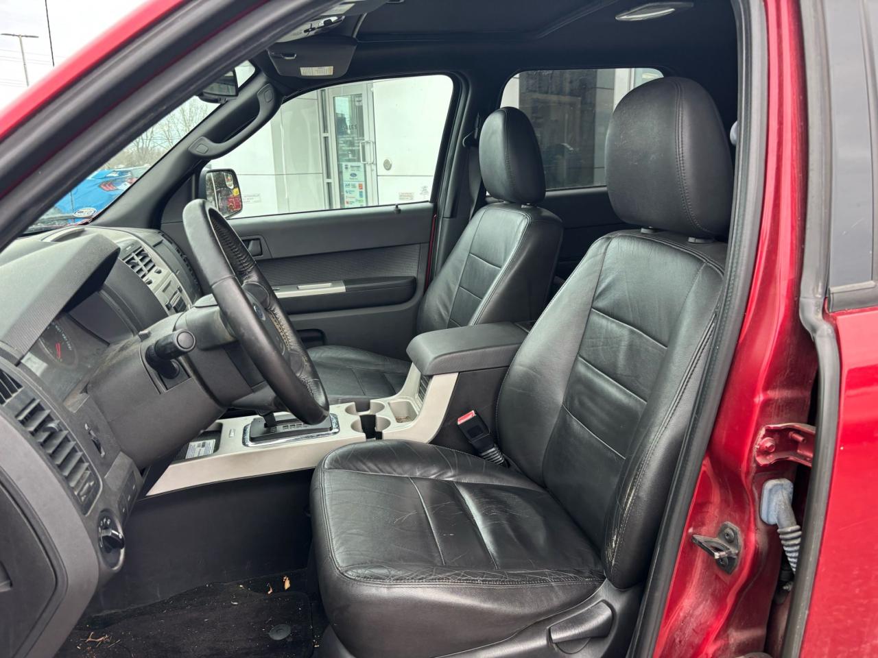 2012 Ford Escape XLT, 4X2, LEATHER, 3L ENGINE, MOONROOF, AS TRADED! Photo