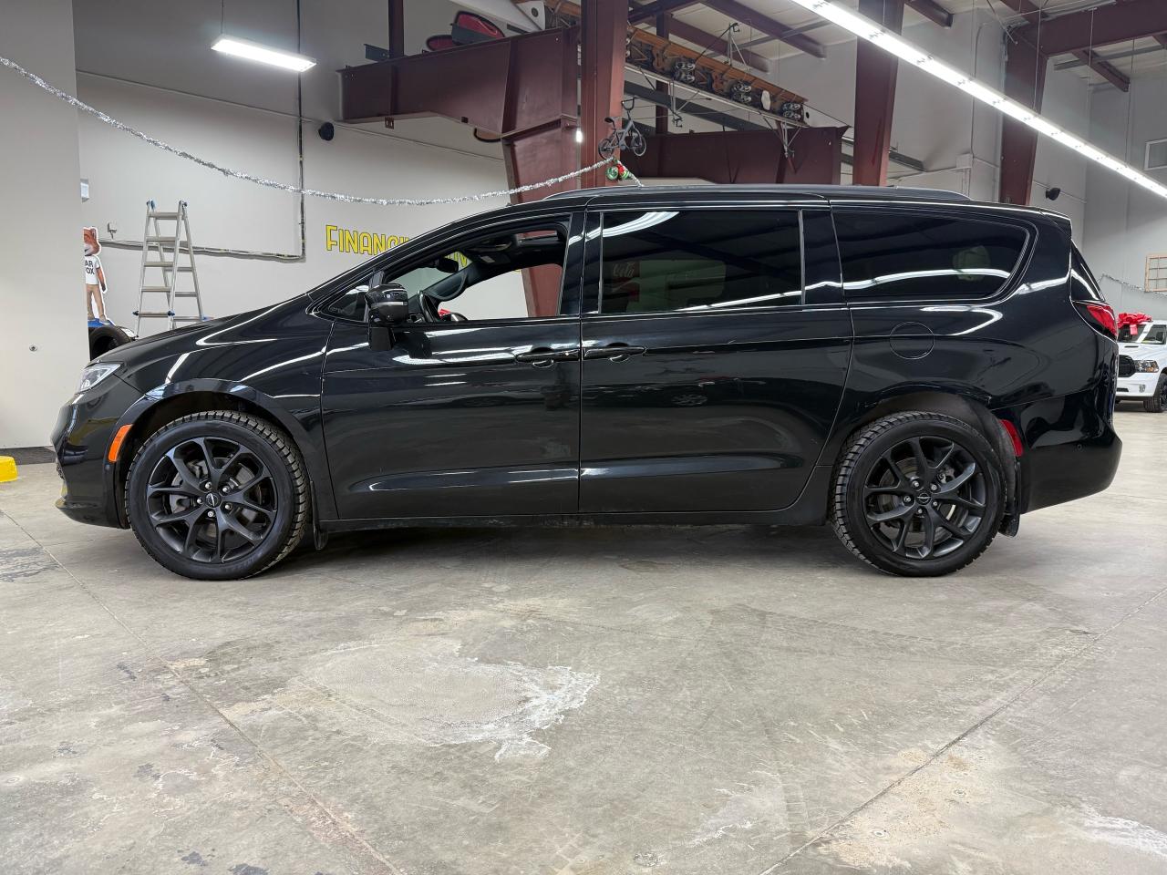2021 Chrysler Pacifica Limited S Photo2
