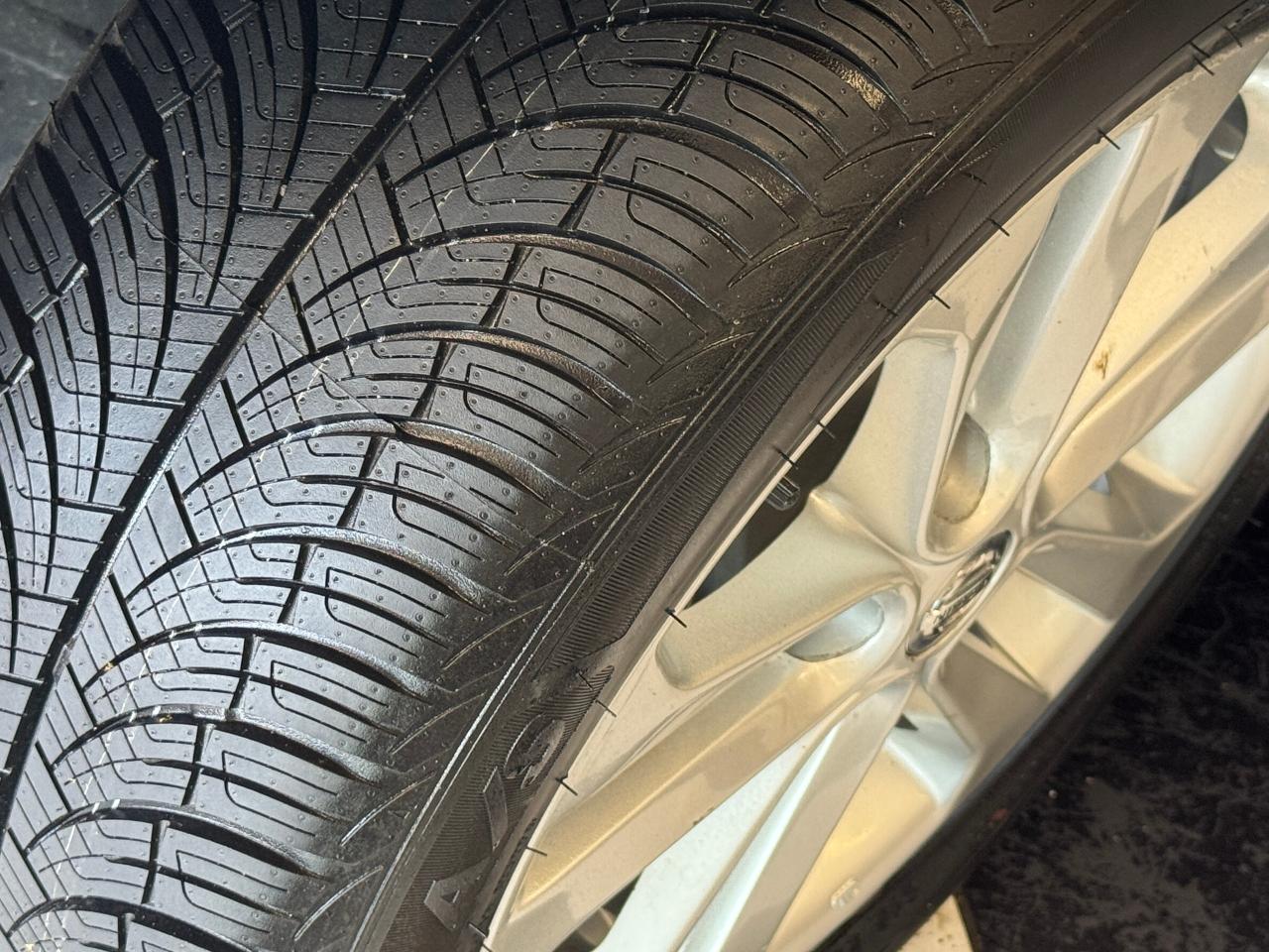 2015 Nissan Juke SV+New Tires+Brakes+Camera+A/C+5 SPEED MANUAL Photo2