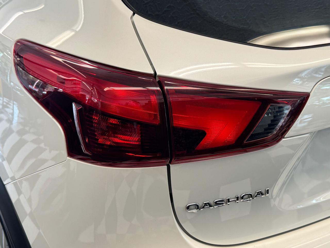 2018 Nissan Qashqai S+Camera+Heated Seats+A/C+CLEAN CARFAX Photo