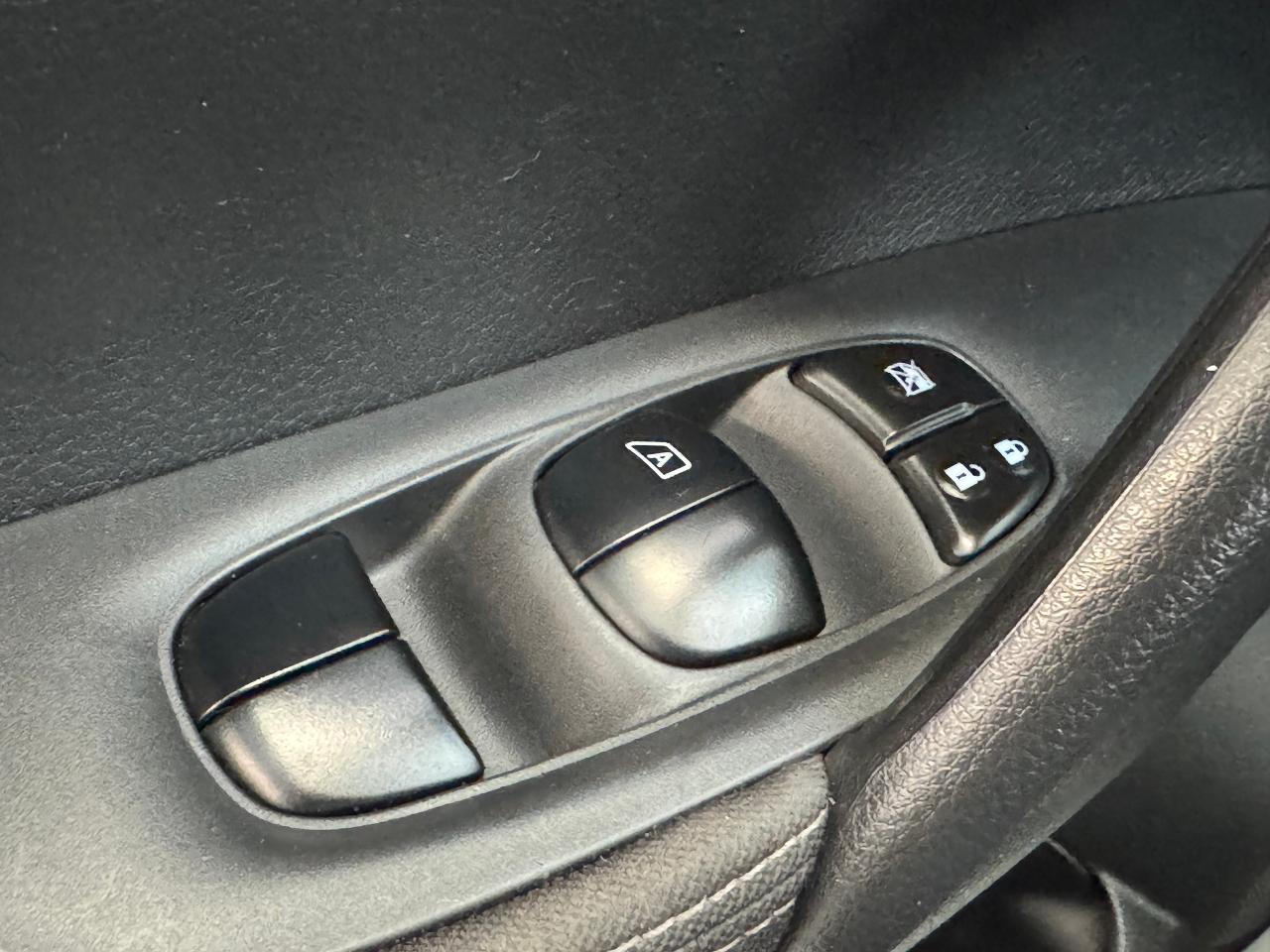 2018 Nissan Qashqai S+Camera+Heated Seats+A/C+CLEAN CARFAX Photo