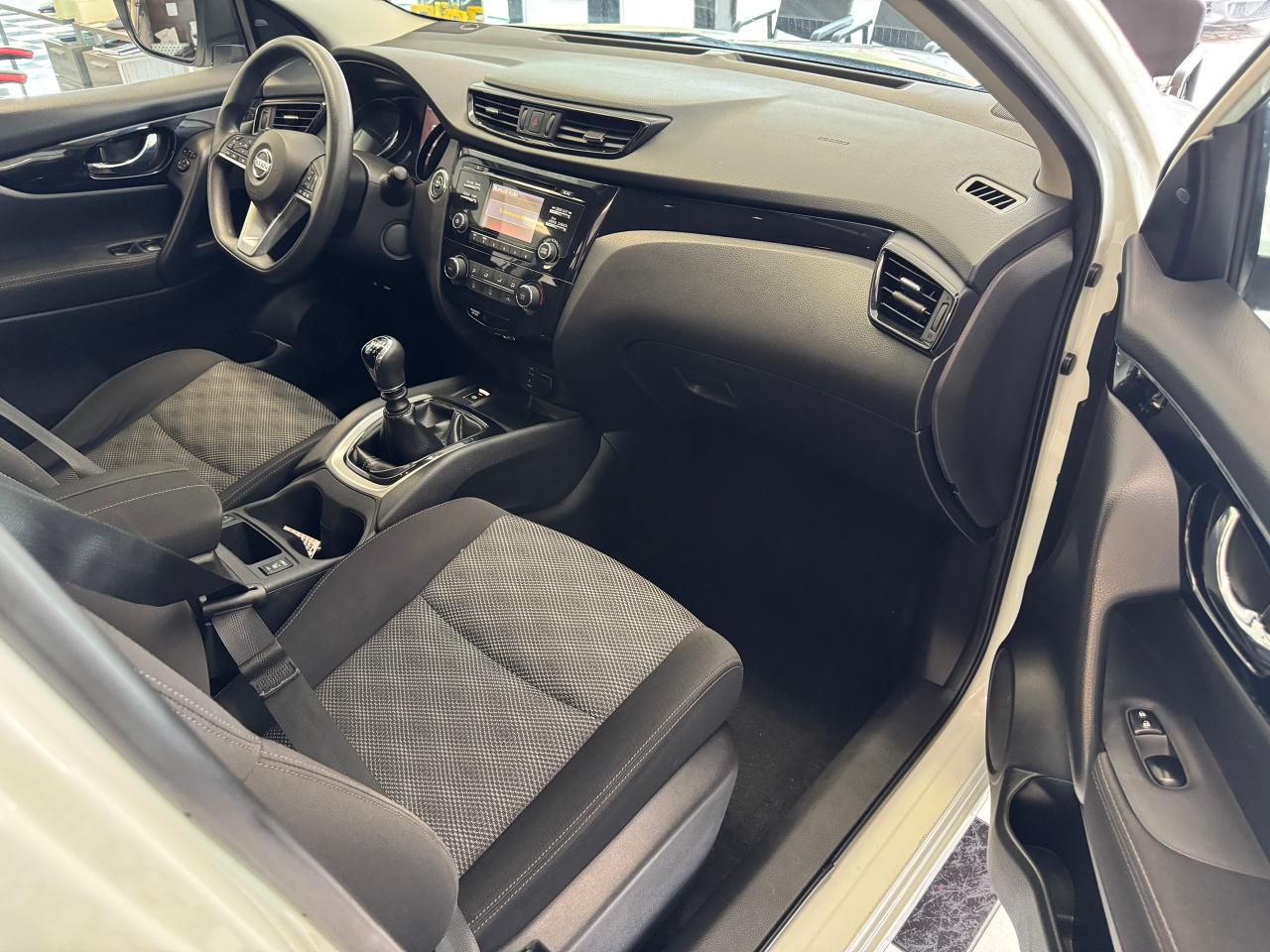 2018 Nissan Qashqai S+Camera+Heated Seats+A/C+CLEAN CARFAX Photo