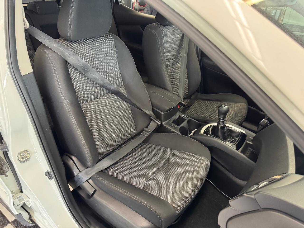 2018 Nissan Qashqai S+Camera+Heated Seats+A/C+CLEAN CARFAX Photo