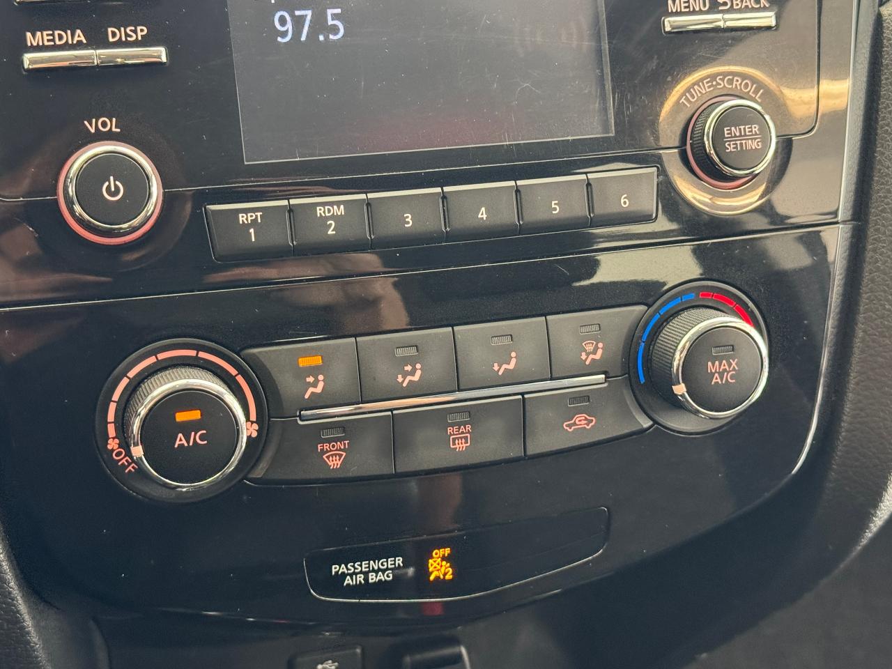 2018 Nissan Qashqai S+Camera+Heated Seats+A/C+CLEAN CARFAX Photo