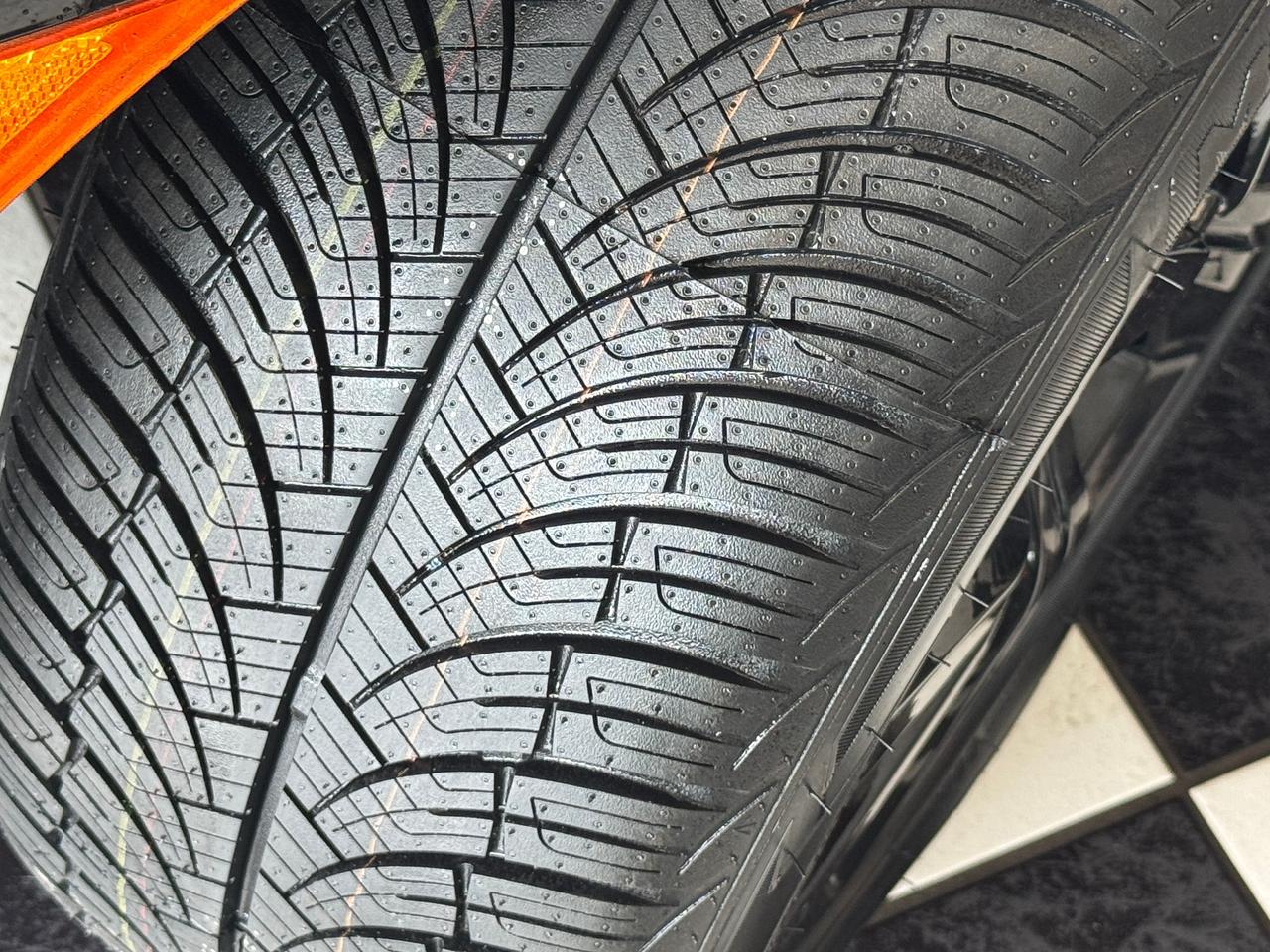 2019 Honda Civic LX Manual+New Tires+Brakes+ACCIDENT FREE Photo