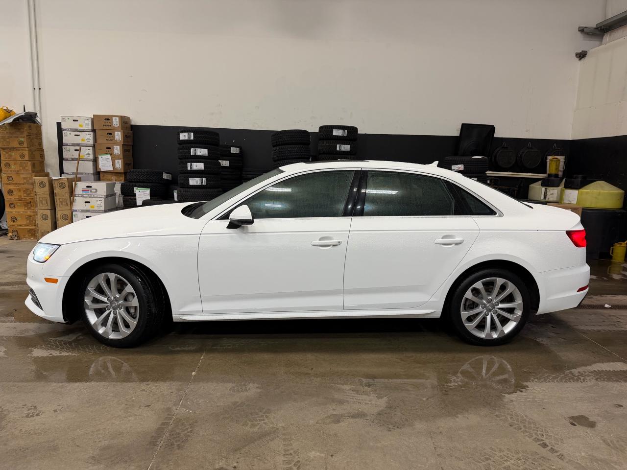 2018 Audi A4 Progressiv AWD, ONLY 73K!! NAV, LEATHER, SUNROOF!! Photo3