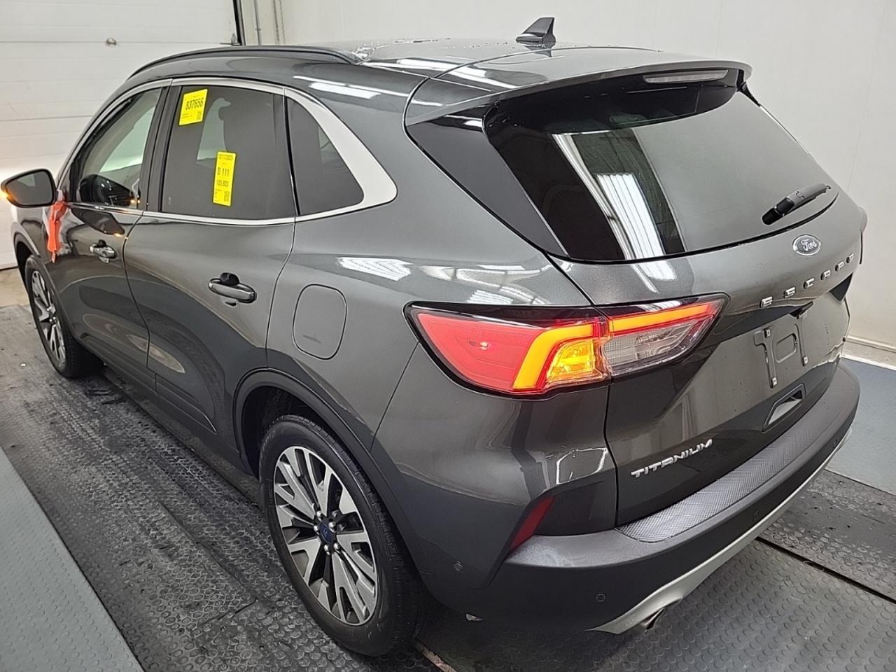 2020 Ford Escape TITANIUM HYBRID AWD - Blind Spot Monitor !! Photo