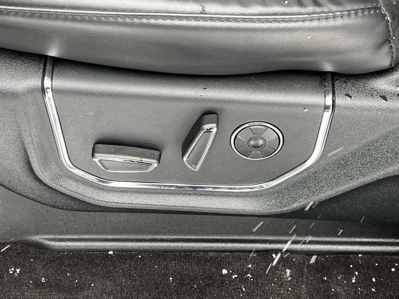 2020 Ford Expedition Max Platinum 4X4, 7 PASSENGER, MOONROOF, HEATED LEATHER SEATS, BACK UP CAM, NAV, POWER LIFTGATE!! Photo