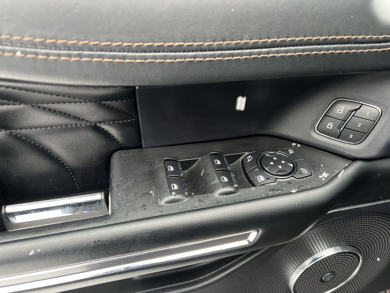 2020 Ford Expedition Max Platinum 4X4, 7 PASSENGER, MOONROOF, HEATED LEATHER SEATS, BACK UP CAM, NAV, POWER LIFTGATE!! Photo