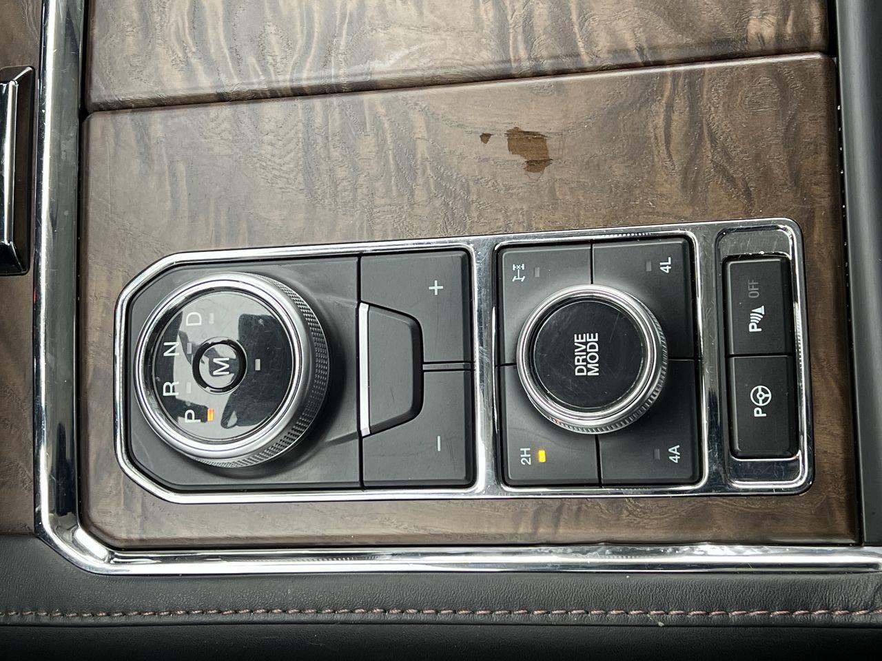 2020 Ford Expedition Max Platinum 4X4, 7 PASSENGER, MOONROOF, HEATED LEATHER SEATS, BACK UP CAM, NAV, POWER LIFTGATE!! Photo