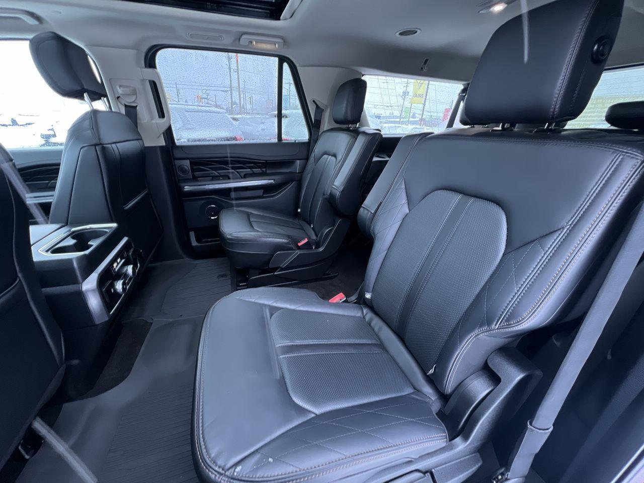 2020 Ford Expedition Max Platinum 4X4, 7 PASSENGER, MOONROOF, HEATED LEATHER SEATS, BACK UP CAM, NAV, POWER LIFTGATE!! Photo
