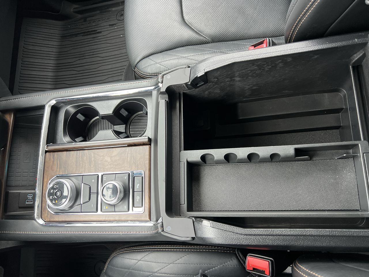 2020 Ford Expedition Max Platinum 4X4, 7 PASSENGER, MOONROOF, HEATED LEATHER SEATS, BACK UP CAM, NAV, POWER LIFTGATE!! Photo