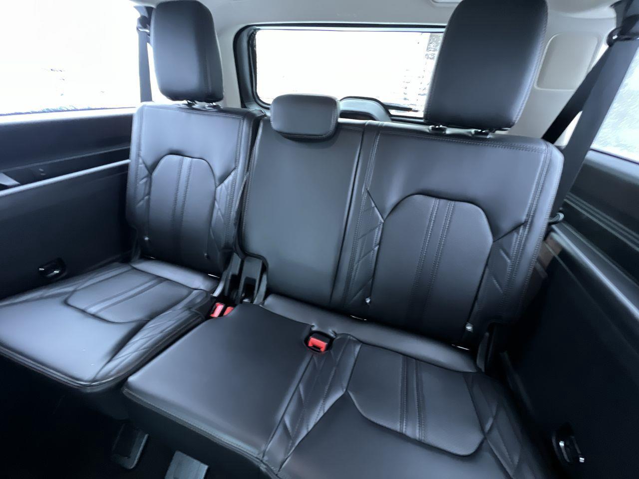 2020 Ford Expedition Max Platinum 4X4, 7 PASSENGER, MOONROOF, HEATED LEATHER SEATS, BACK UP CAM, NAV, POWER LIFTGATE!! Photo