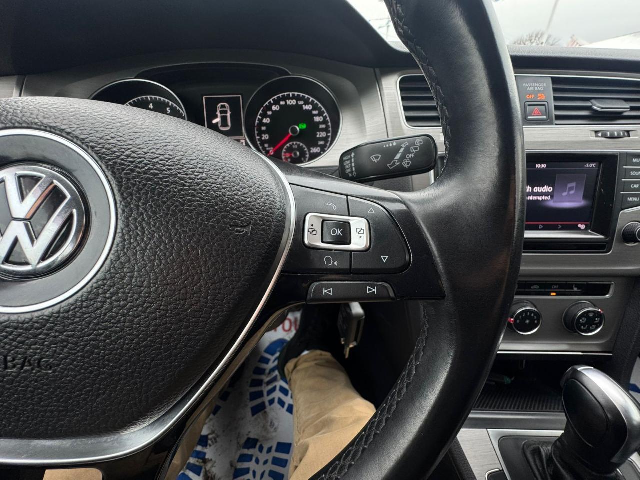 2015 Volkswagen Golf TRENDLINE Photo