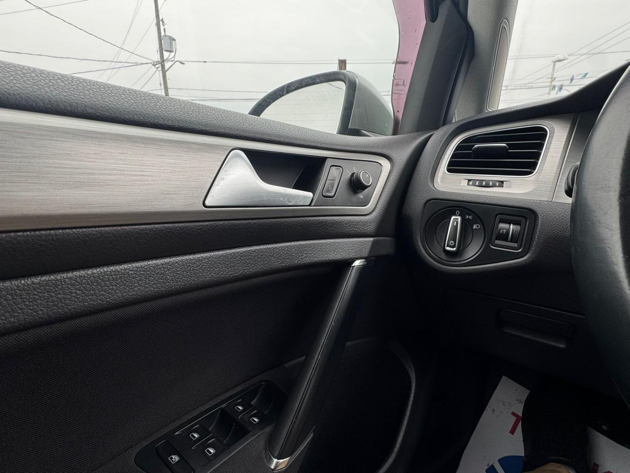 2015 Volkswagen Golf TRENDLINE Photo