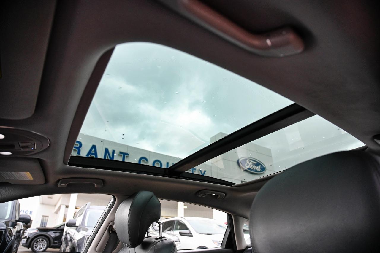 2016 Hyundai Genesis Sedan FINANCING AVAILABLE | MOONROOF | LEATHER Photo