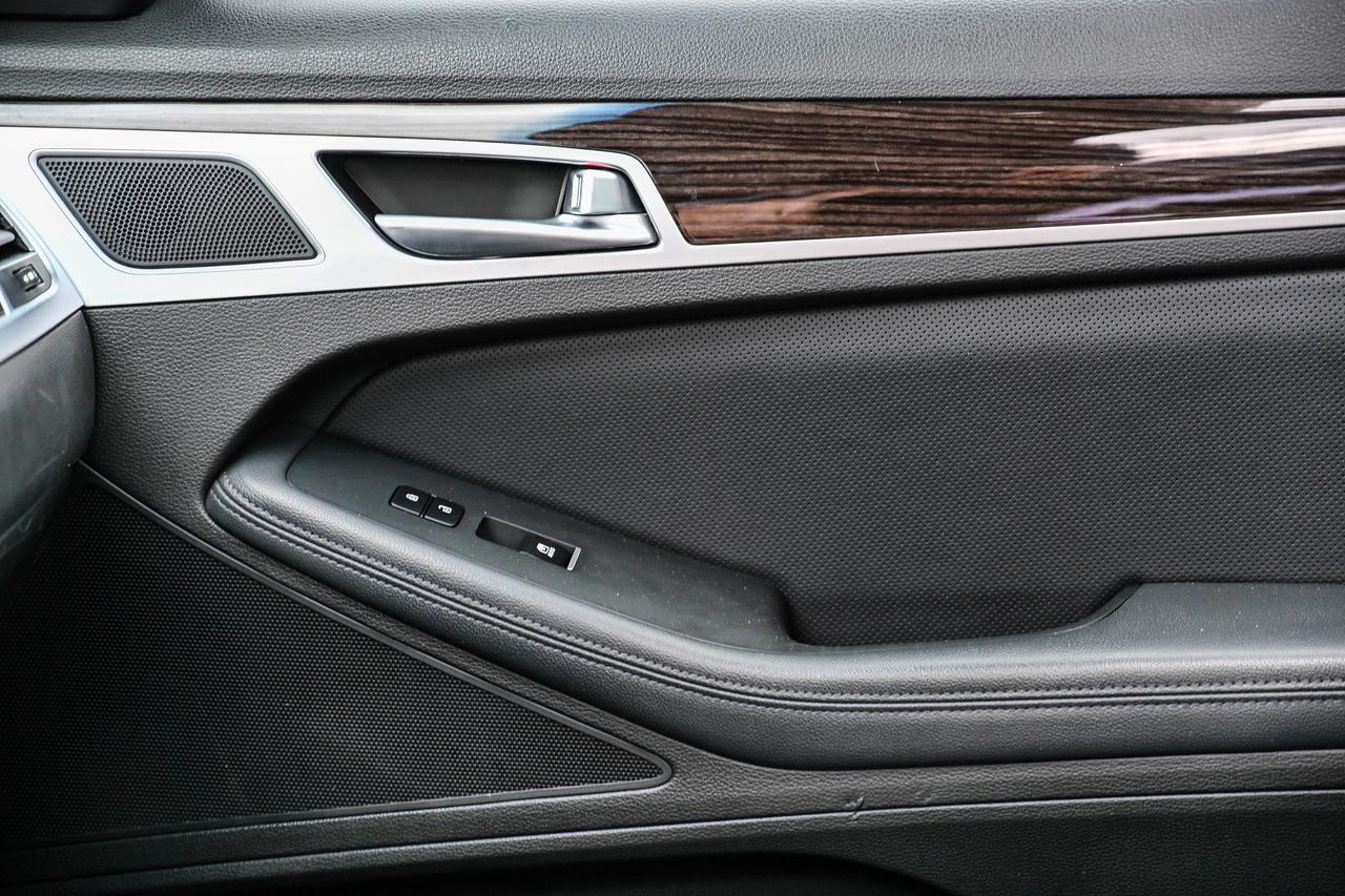 2016 Hyundai Genesis Sedan FINANCING AVAILABLE | MOONROOF | LEATHER Photo