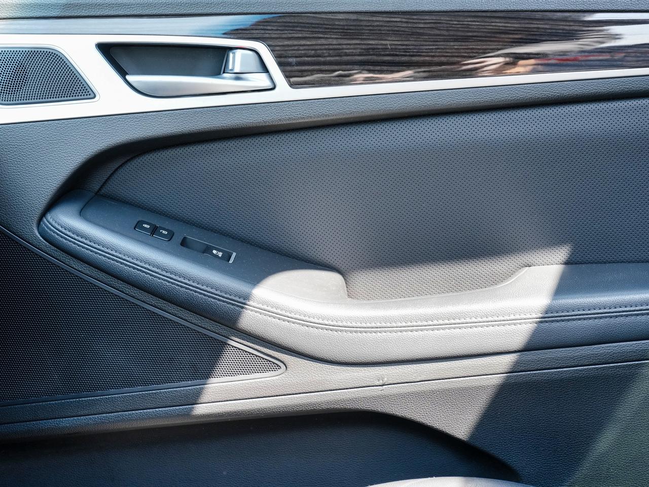 2016 Hyundai Genesis Sedan FINANCING AVAILABLE | MOONROOF | LEATHER Photo